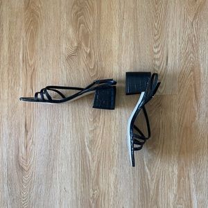 Only used 1 time indoors looks as new